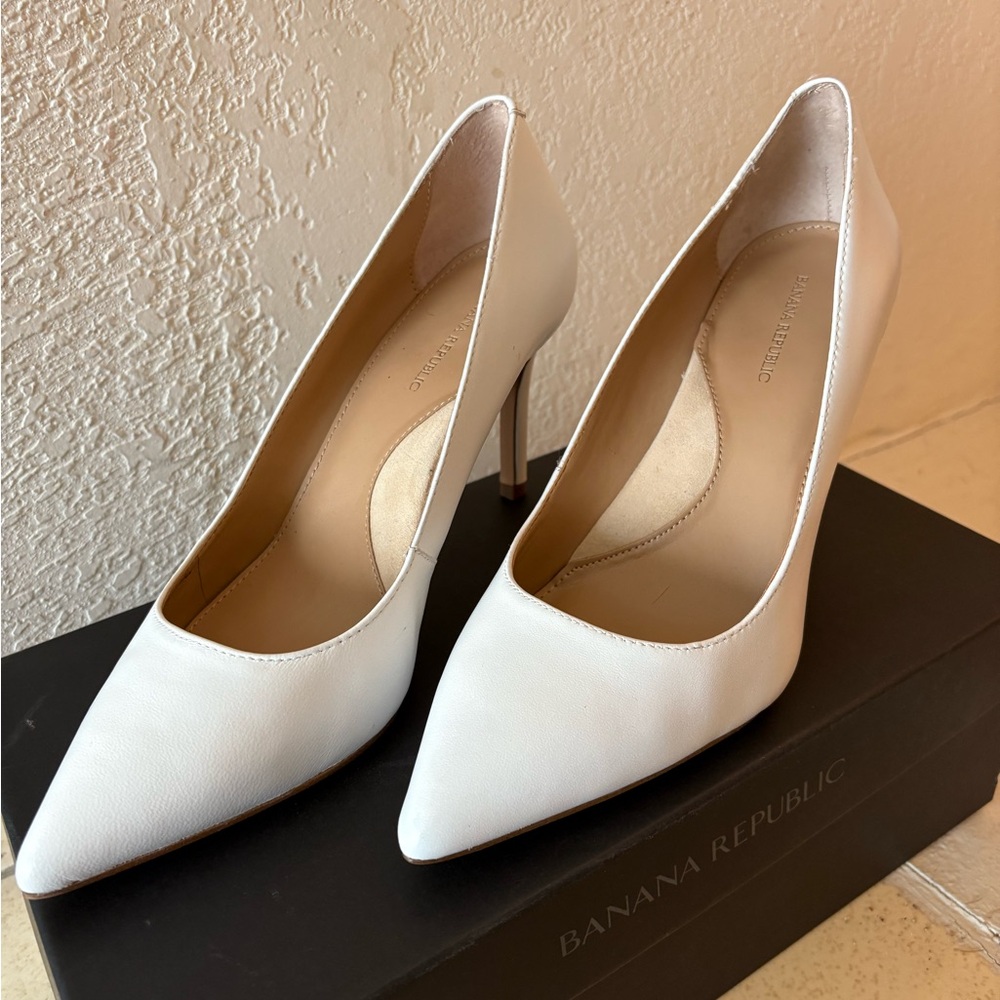 Banana Republic Womens Madison Round Heel Pumps size 7. Like new.